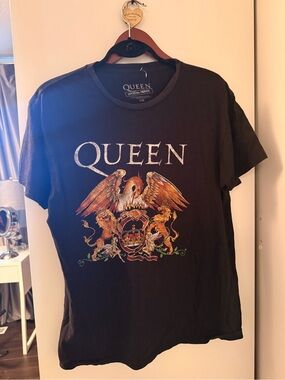 Queen Official Crest Graphic Tee - Black